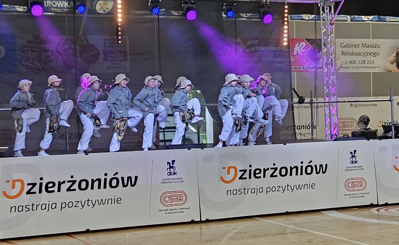 Młodzież tańcząca na scenie 