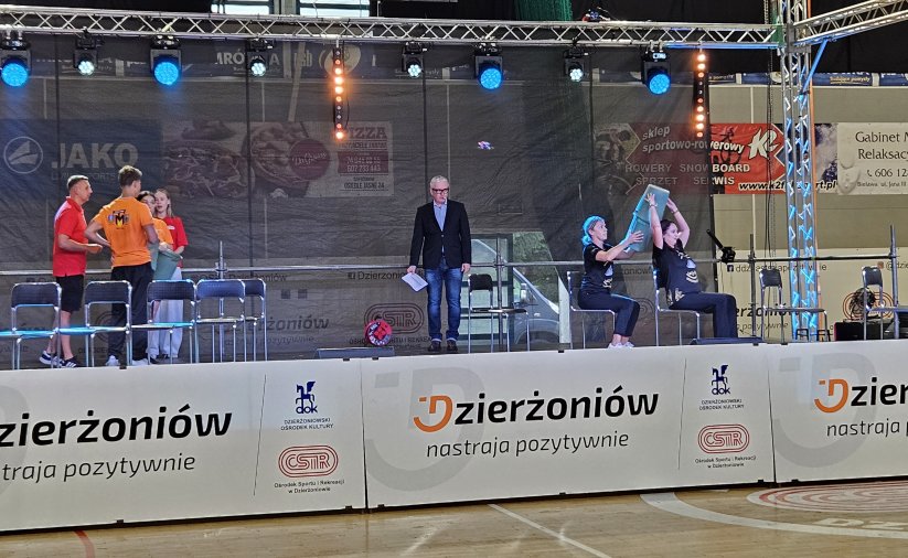 Scena ustawiona w hali sportowej