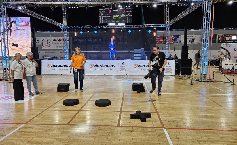 Kobieta i mężczyzna grająca w kółko i krzyżyk na parkiecie hali sportowej