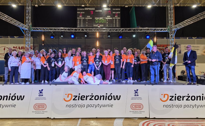 Grupowe zdjęcie uczestników turnieju na scenie