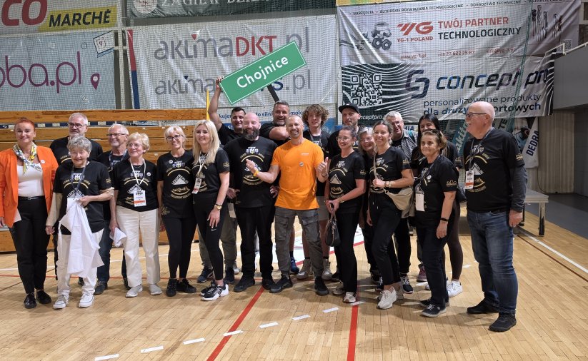 Dużyna Chojnic na wspólnym zdjęciu w hali sportowej