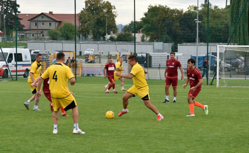 Mecz piłki nożnej na dzierżoniowskim stadionie