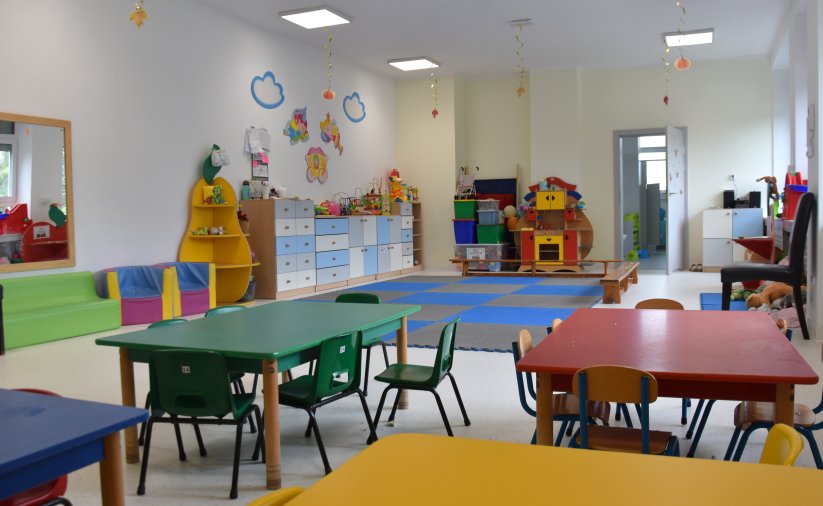 Sala z kolorowymi stołami i szafkami 