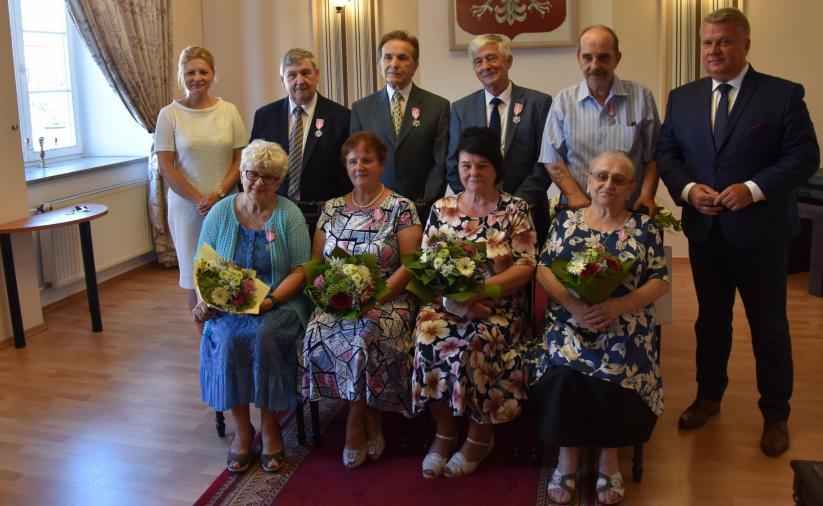 Jubilaci na wspólnym zdjęcu w sali Urzędu Stanu Cywilnego