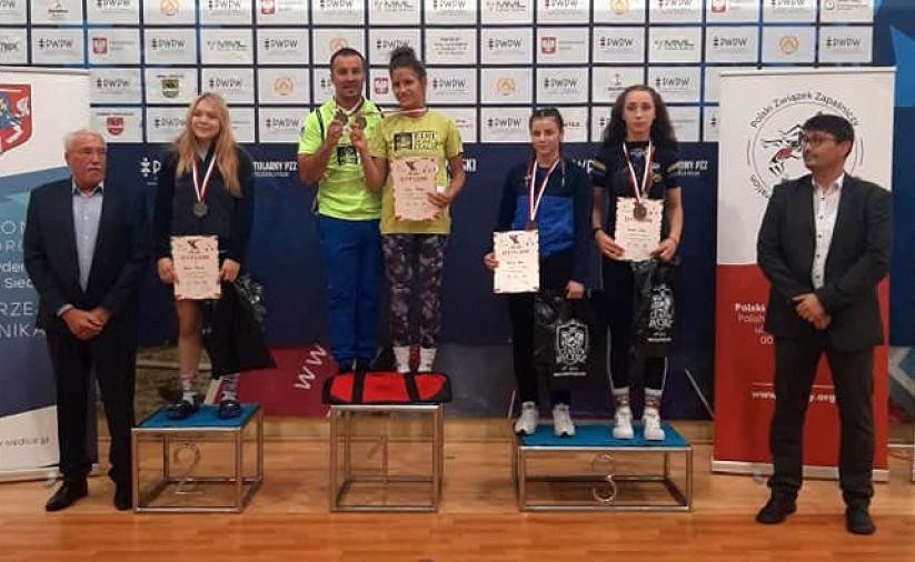 Medalistki Mistrzostw Polski w kategorii 54 kilogramy ze swoimi trenerami 