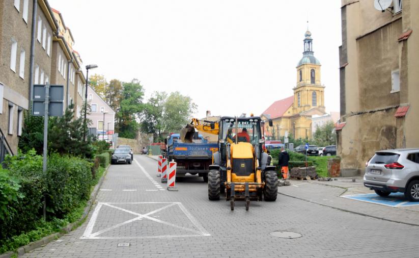 Ul. Nowa od strony reynku, na pierwszym planie pracująca koparka