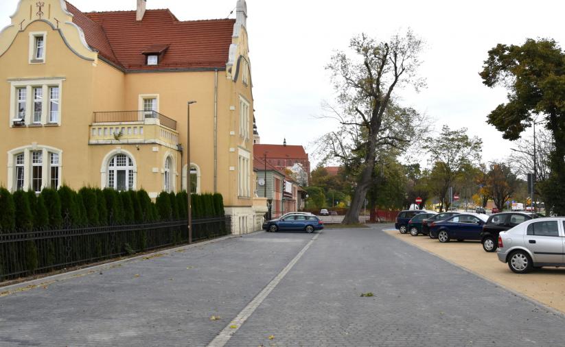 Widok na parking i budynek Przedszkola Publicznego nr 1