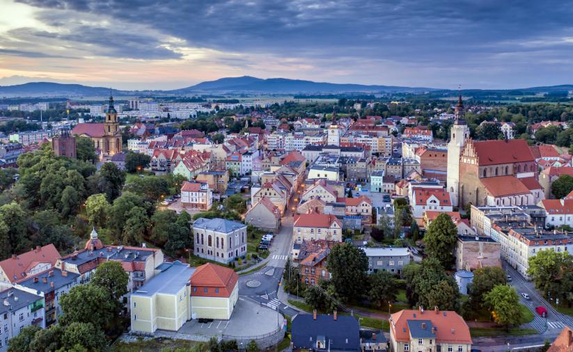 Widok na Dzierżoniów z lotu ptaka, w tle góry 