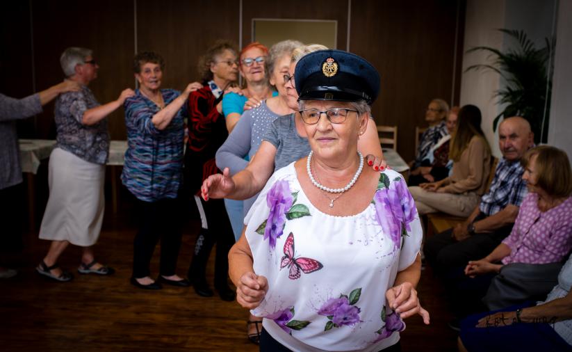 Grupa seniorów w trakcie zabawy tanecznej 