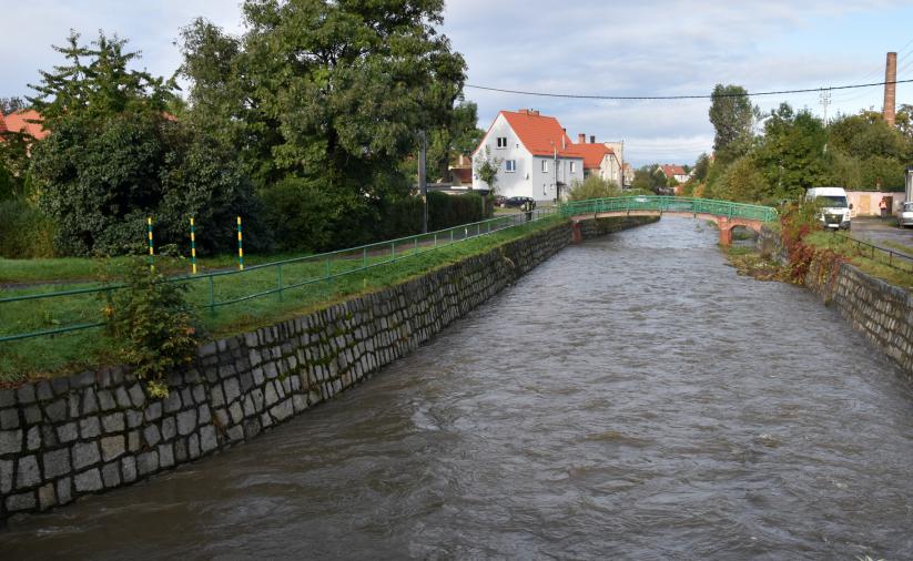 Widok z mostu na koryto rzeki Piławy 