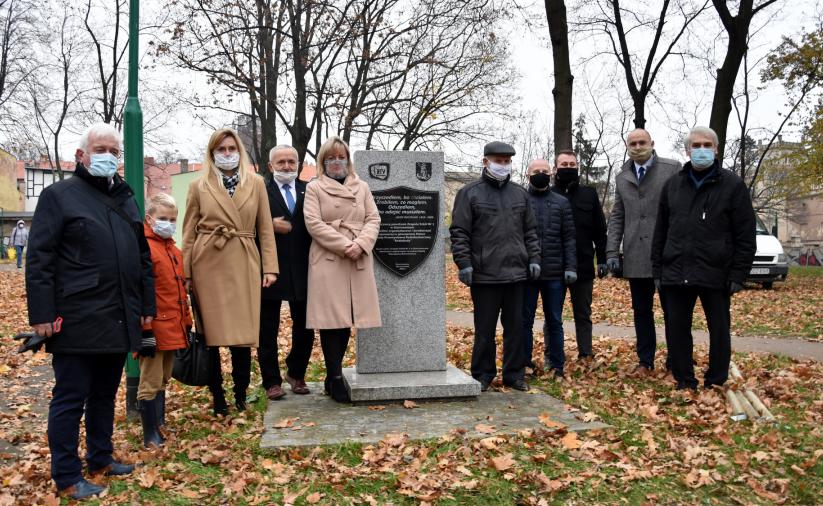 Grupa radnych stojąca razem w parku