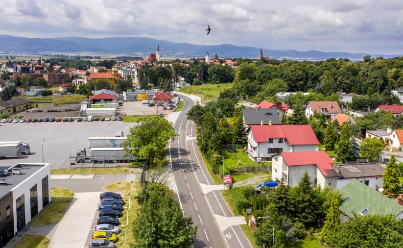 Widok na Dzierżoniów z lotu ptaka, w tle Góry Sowie