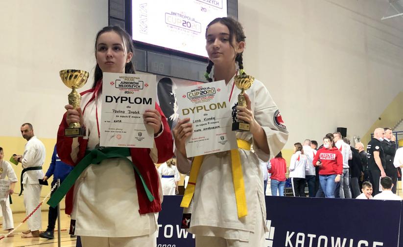 Dwie zawodniczki dzierżoniowskiego klubu karate z dyplomami 