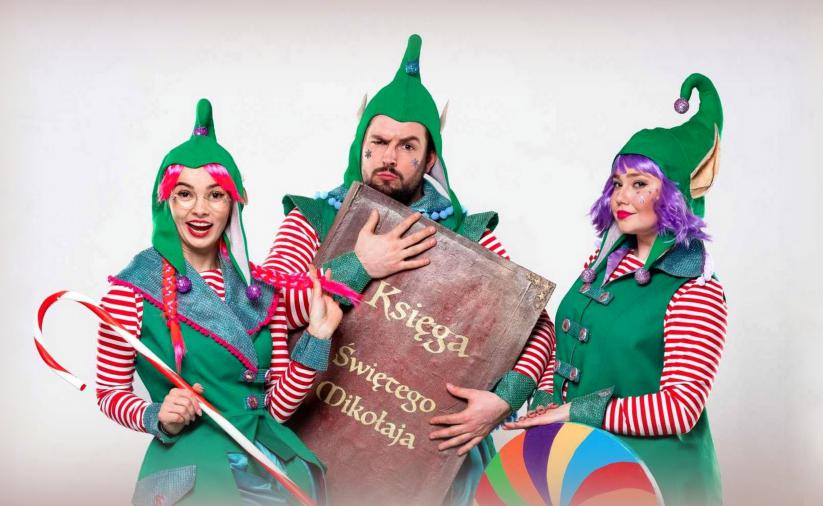 Trójka aktorow w zielonych strojach elfów