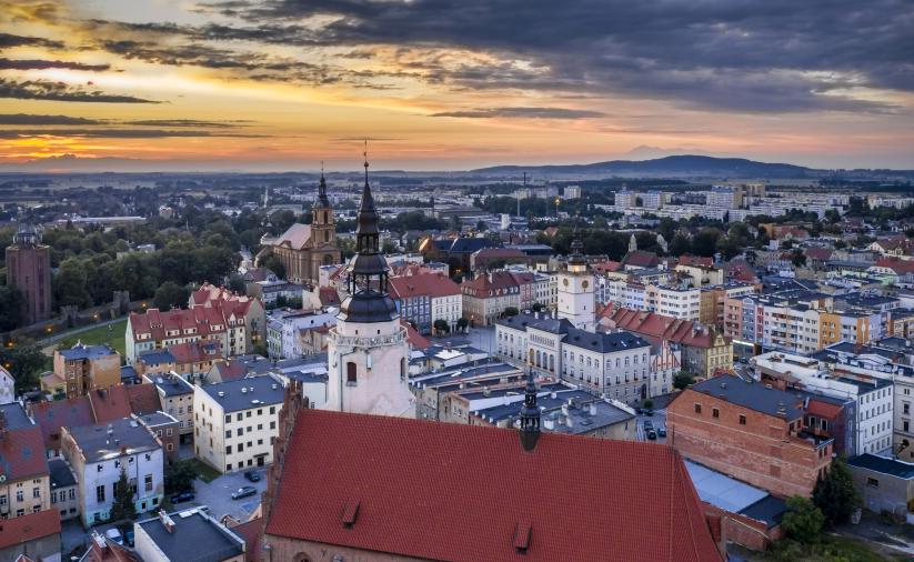 Dzierżoniów z lotu ptaka, na pierwszym pranie dach kościoła Św. Jerzego