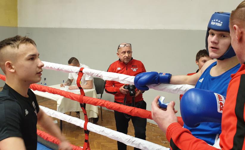 Zawodnik z trenerami podczas przerwy w narożniku ringu