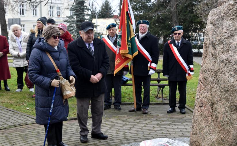 Para sybiraków przy obelisku w Parku Sybiraków, zdjęcie z 2020 roku