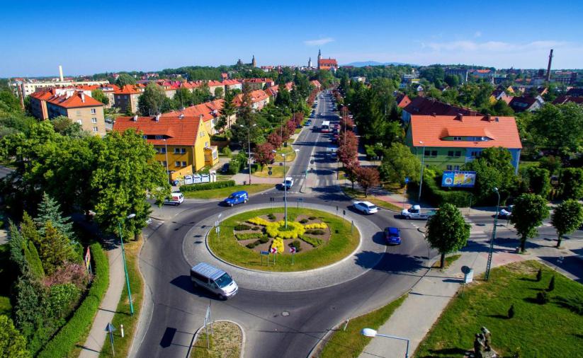 Rondo Niemieckie, ul. Batalionów Chłopskich, w drugim planie staromiejskie centrum