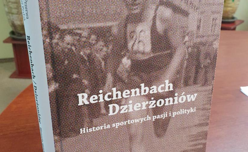 Na zdjęciu książka „Reichenbach/Dzierżoniów Historia sportowych pasji i polityki”, na okładce stare zdjęcie biegacza