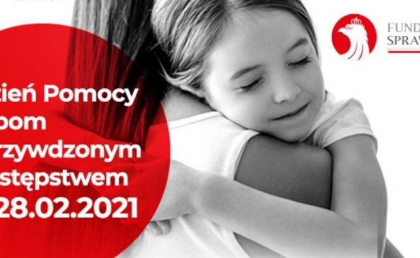 Plakat informujący o trwającym do końca lutego Tygodniu Pomocy Osobom Pokrzywdzonym Przestępstwem. Na czarno-białym zdjęciu kobieta przytula dziecko