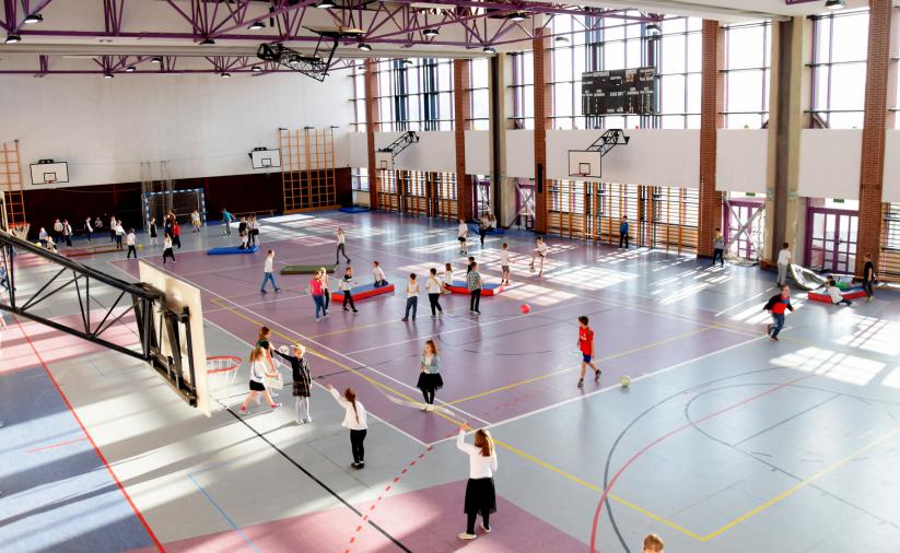 Sala gimnastyczna i ćwiczące dzieci - widok z góry
