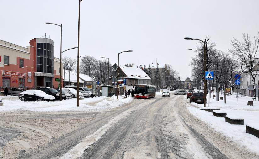 Ul. Piłsudskiego w śenigu, w drugim planie rpzystanek uautobusowy