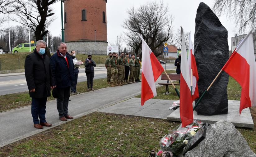 Burmistrz i Przewodniczący Rady Miejskiej Dzierżoniowa stoją przy Pomniku Żołnierzy Wyklętych