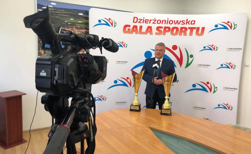na pierwszym planie kamera TV Sudeckiej, w tle burmistrz Dzierżoniowa Dariusz Kucharski i puchary 6. Dzierżoniowskiej Gali Sportu
