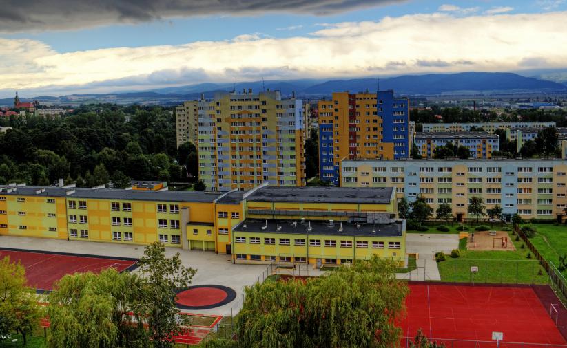 Osiedle Błękitne z góry, na pierwszym planie szkoła podstawowa