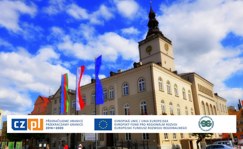 Na zdjęciu ratusz w Dzierżoniowie u dołu zdjęcia logotypy unijne