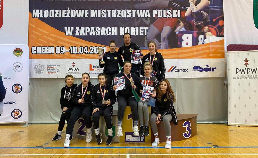 Dzierżoniowscy zapaśnicy na grupowym zdjęciu w sportowych strojach