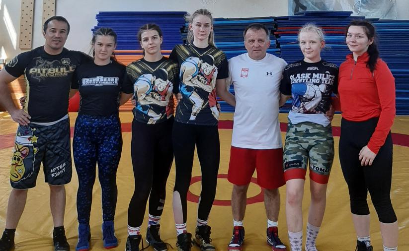 Zapaśniczki z trenerami na wspólnym zdjęciu 
