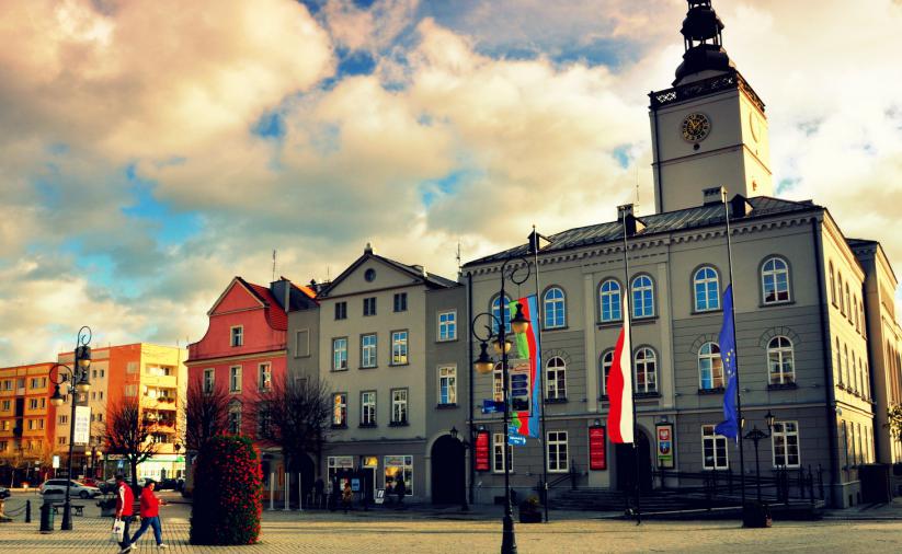 Widok na dzierżoniowski ratusz