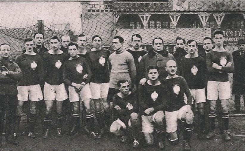 Czarno-białe zdjęcie drużyny piłkarskiej 