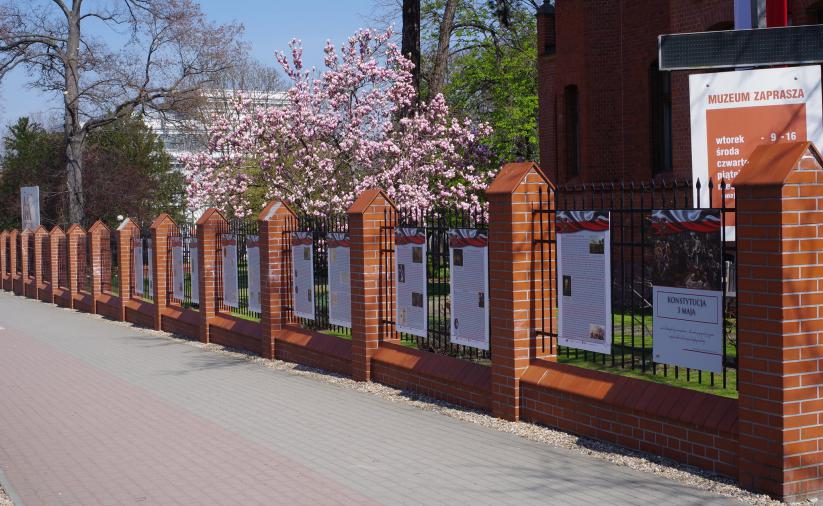 Ogrodzenie budynku muzem z zamontowanymi planszami z hstorią Konstytucji 3 Maja
