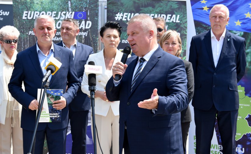 Burmistrz Dzierżoniowa na pierwszym tle, z tyłu grupa kobiet i mężczyzn
