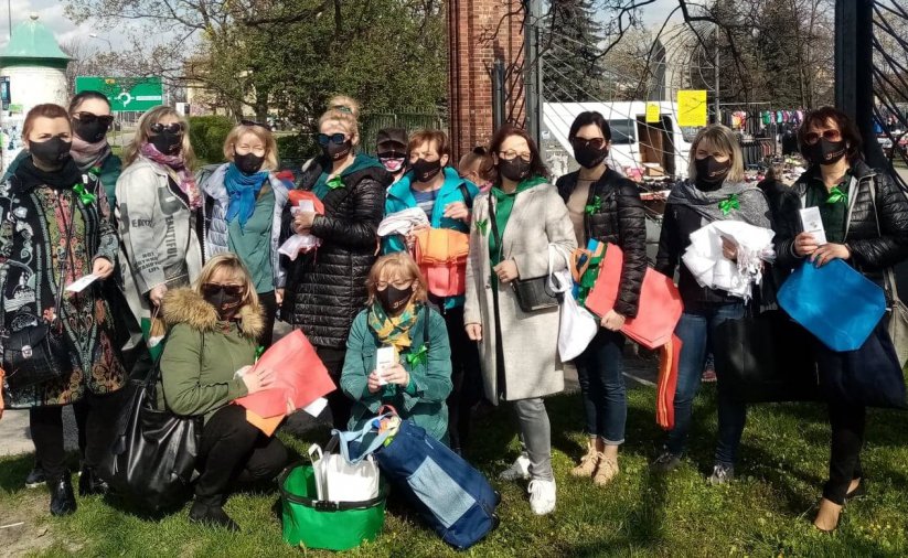 Kikanaście kobiet na wspólnym zdjęciu w maseczkach