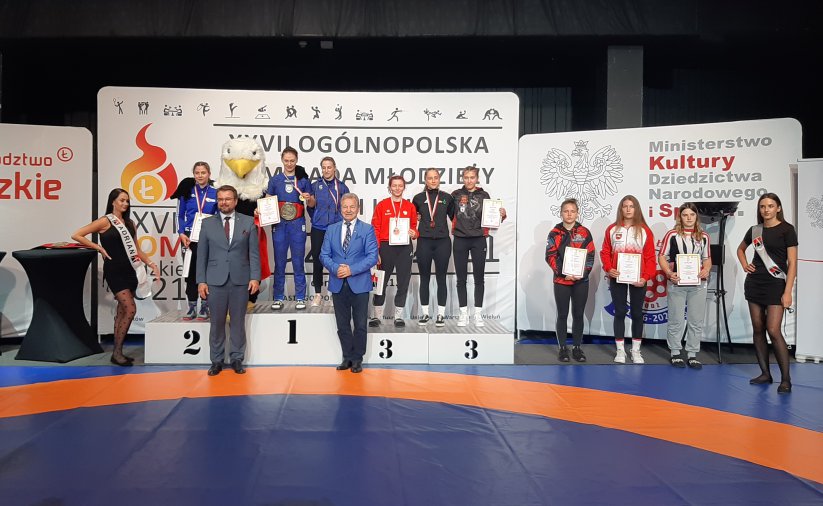 Na podium młodzież w strojach sportowych z m edalami