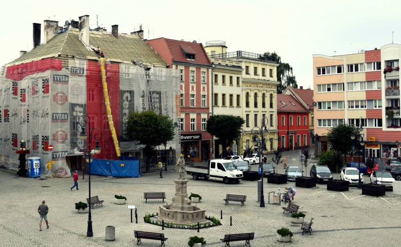 Widok rynku i kamienic, w tym jedna kamienica będąca w remoncie