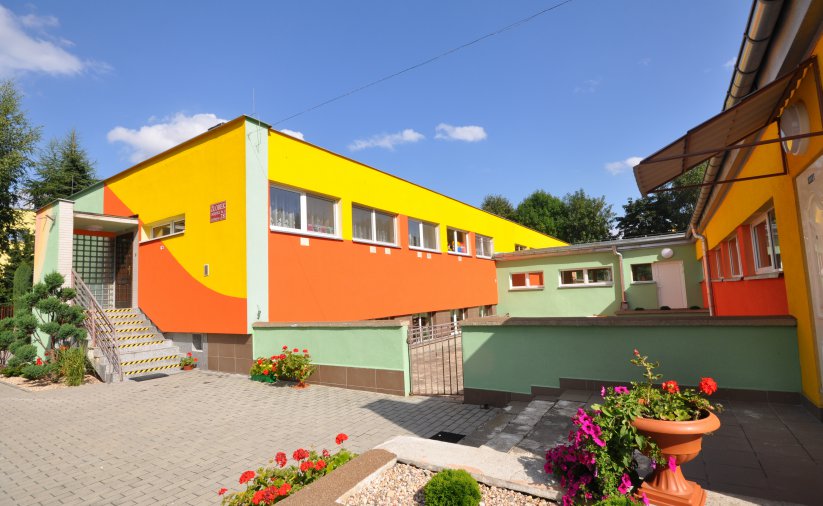 Kolorowy, pomalowany w jaskrawych kolorach budynek żłobka, słoneczny dzień