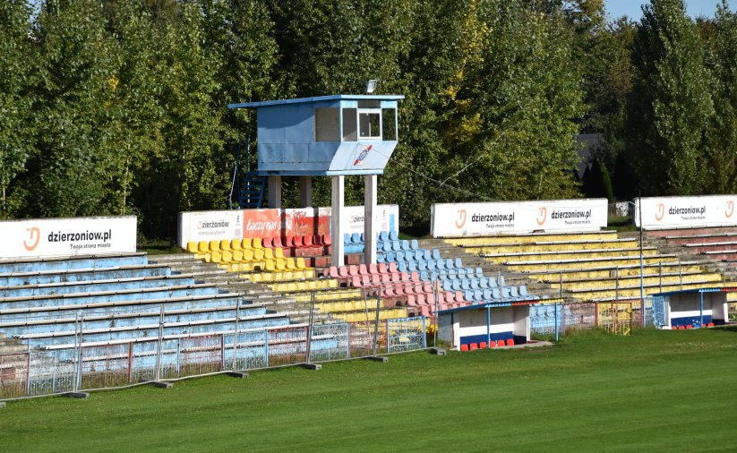 na zdjęciu stadion miejski w Dzierżoniowie przed modernizacją