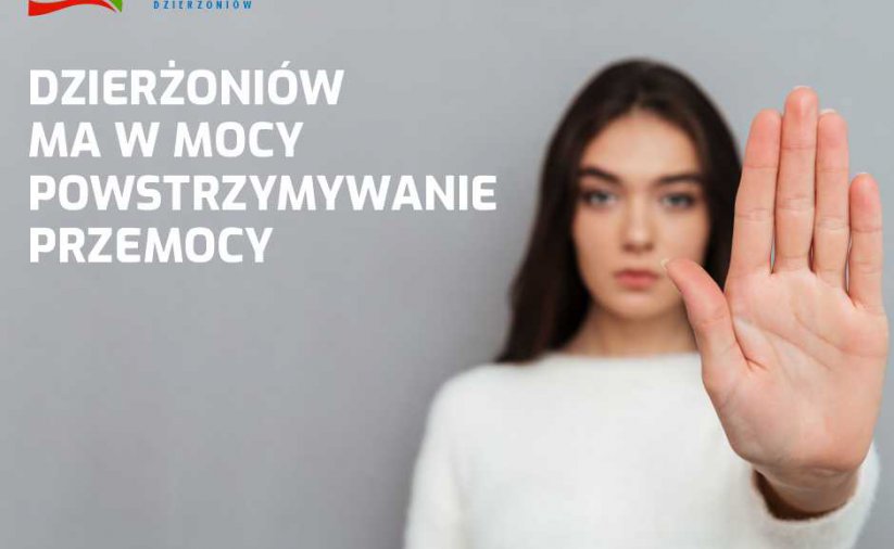 Na zdjęciu kobieta z wyciągniętą dłonią i napis „Dzierżoniów ma w mocy powstrzymanie przemocy”