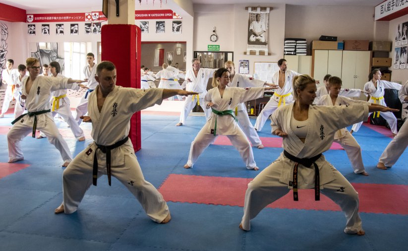 Kilkanaście osób trenujących układ karate
