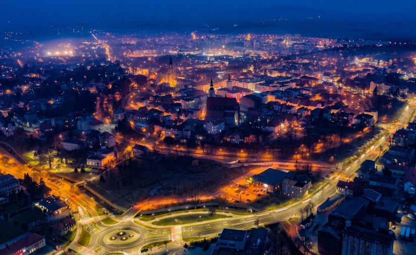 Dzierżoniów z góry nocą, na pierwszym planie oświetlone rondo