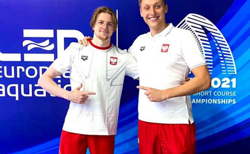 Dwóch zawodników w barwach reprezentacji Polski