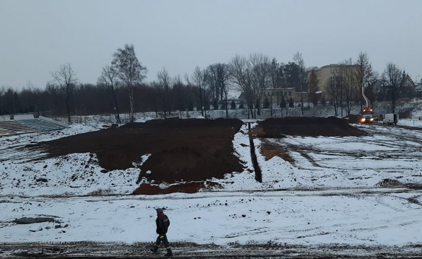 Stadiom miejski w trakcie remontu - zerwana darń i humus z płyty boiska.