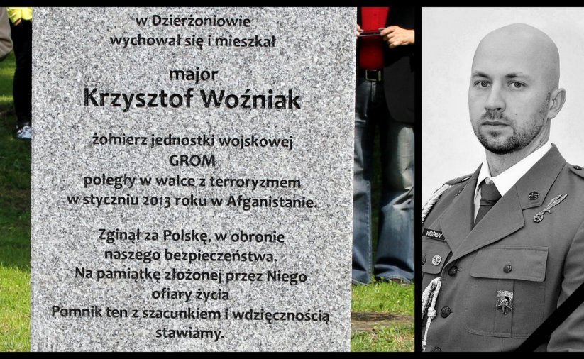 Kamienny obelisk, pod nim wiązanki kwiatów i zdjęcie śp. Krszytofa Woźniaka