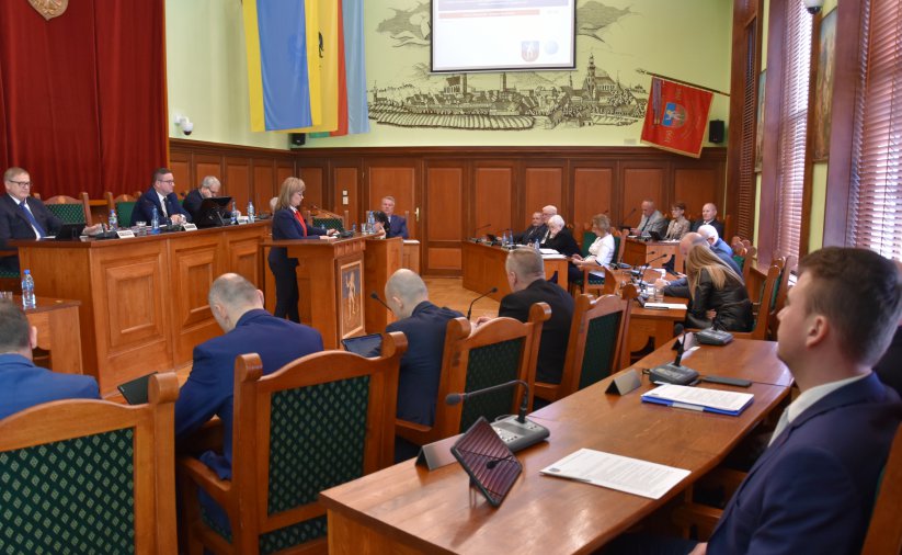 Sala Rycerska w trakcie obrad, radni siedzący przy stołach 