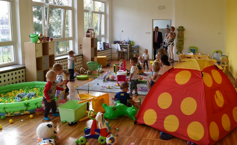 Sala zabaw w niepublicznym żłobku "Sówka" i bawiące się dzieci