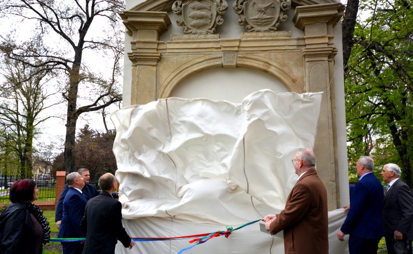 odsłonięcie barokowych portali w lapidarium przy muzeum miejskim, opadająca płachta białego matriału